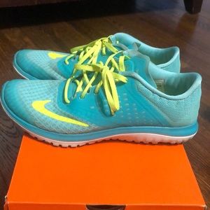 Women’s Nike fs light run sneakers size 8